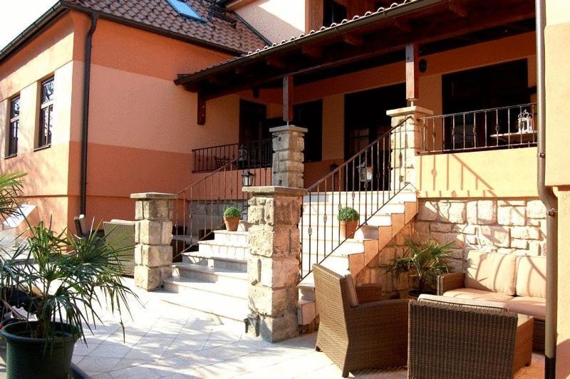 Gut Zentgraf Hotel Moerbisch Am See Exterior photo